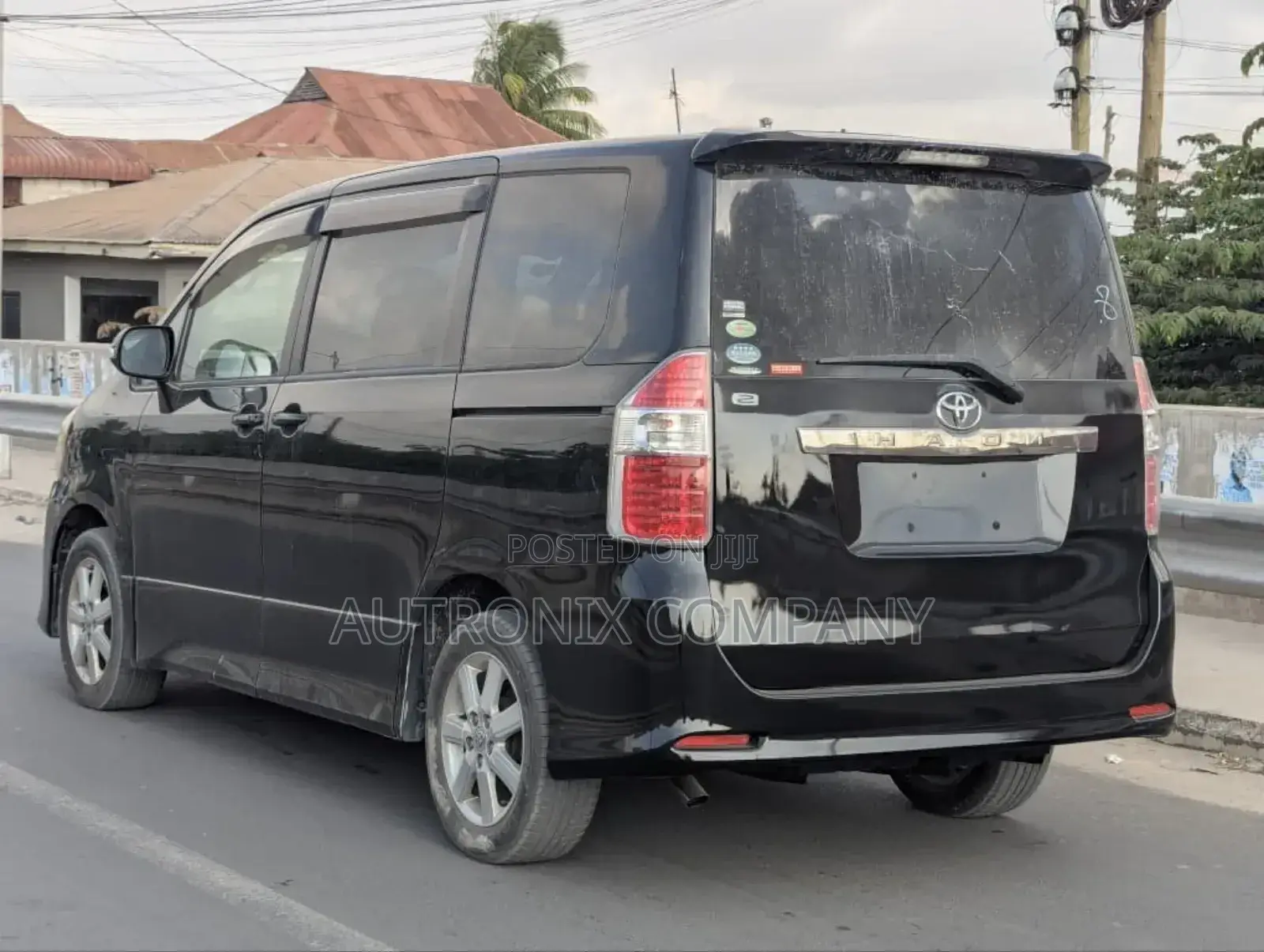 Toyota Noah 2.0 143hp FWD (8 Seater) 2008 Black