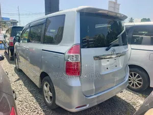 Toyota Noah 2.0 143hp AWD (7 Seater) 2008 Silver