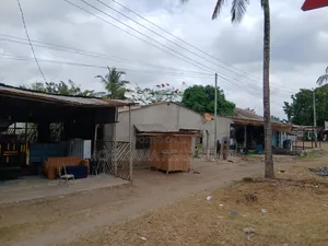 Kiwanja Kinauzwa Madale Kinatazama Barabara Ya Rami