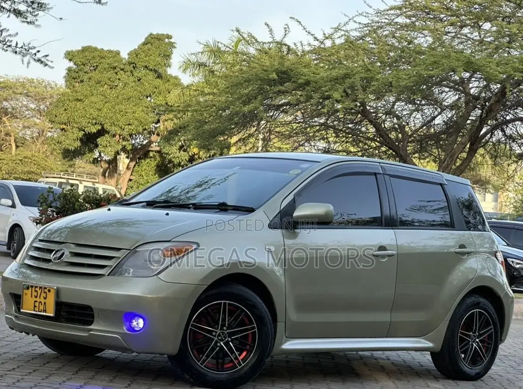 Toyota IST 2005 Gold