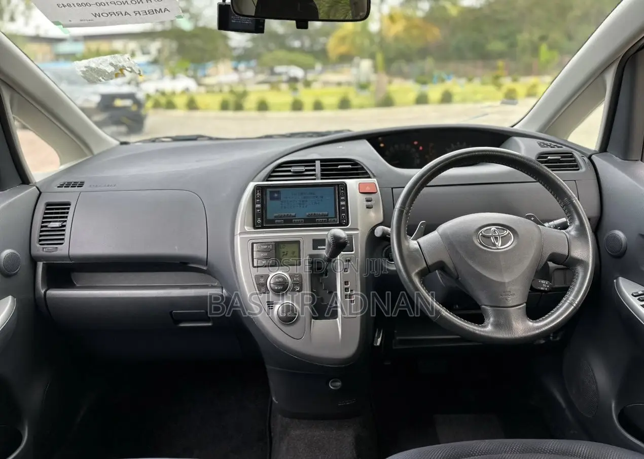 Toyota Ractis 1.5 FWD 2007 Silver
