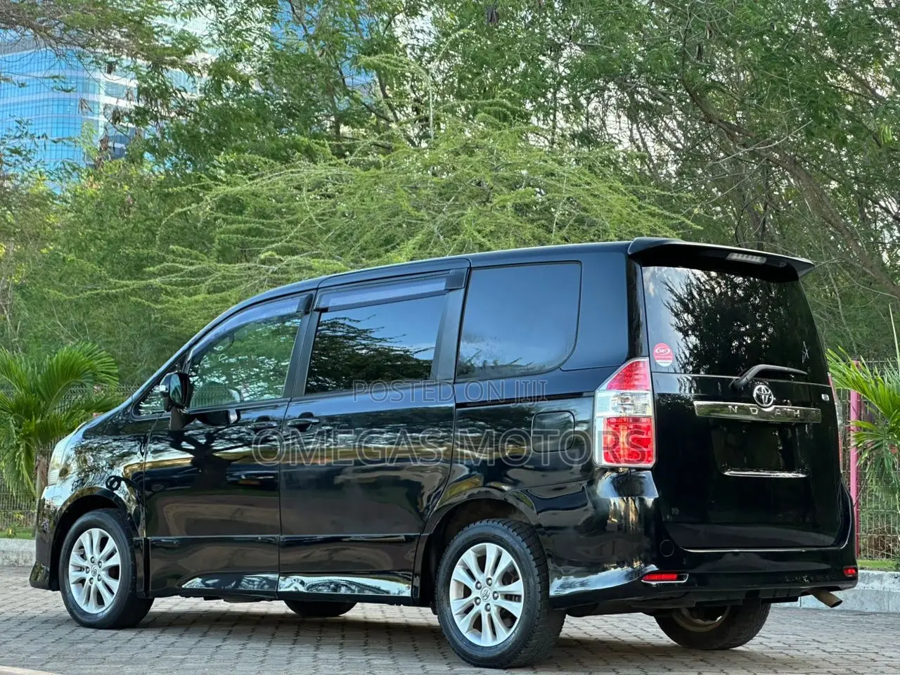 Toyota Noah 2.0 143hp AWD (8 Seater) 2008 Black