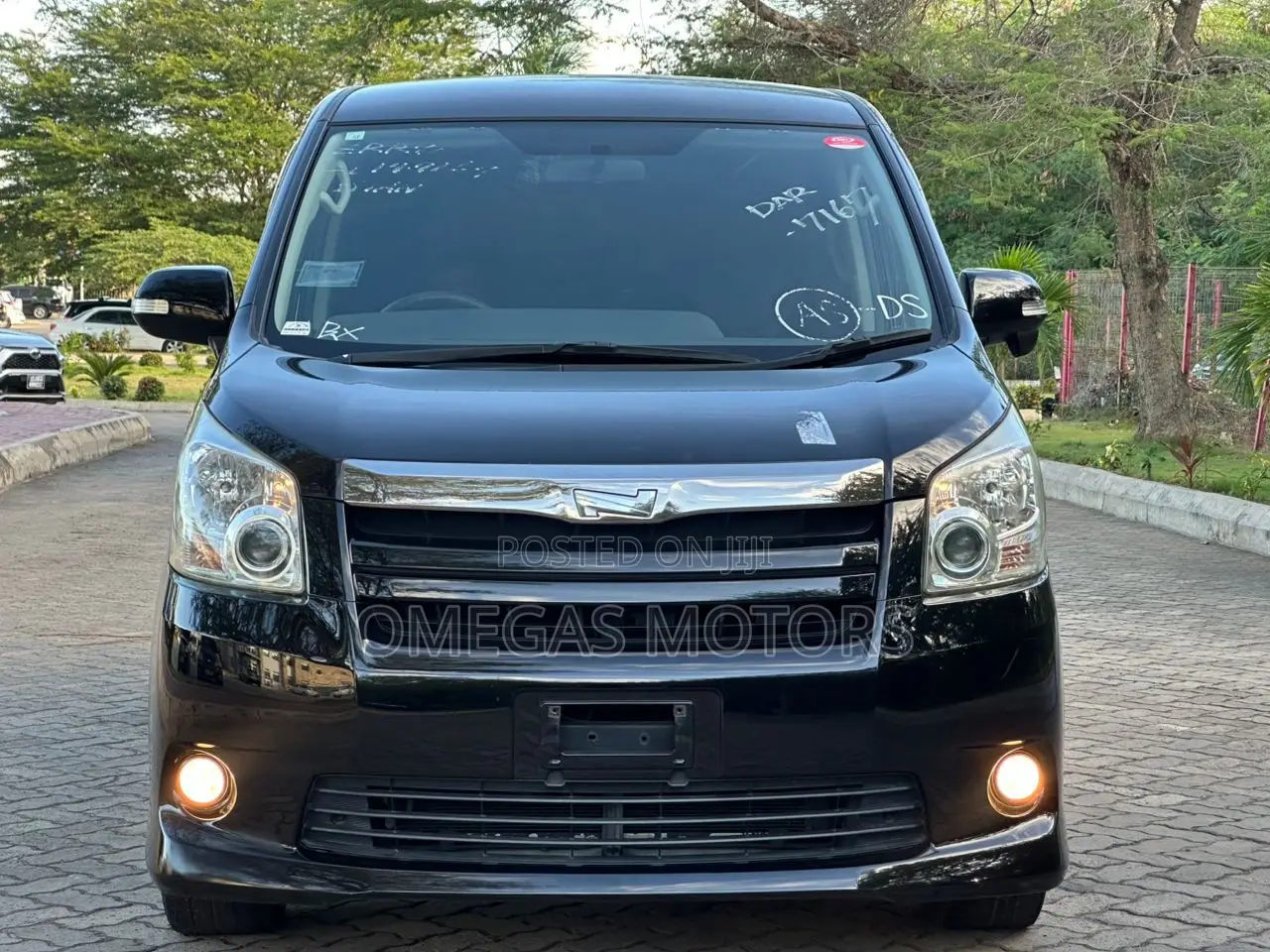 Toyota Noah 2.0 143hp AWD (8 Seater) 2008 Black