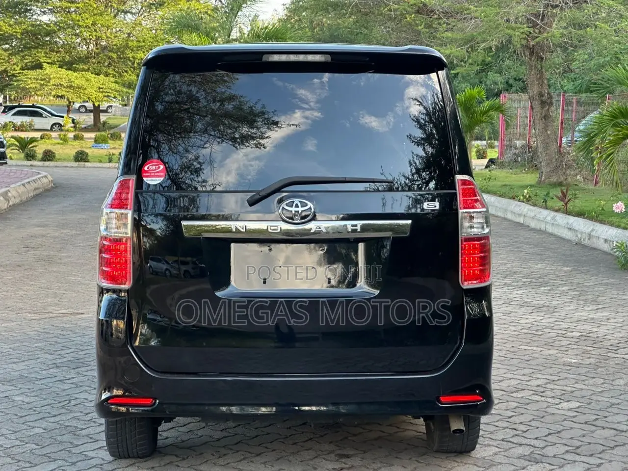 Toyota Noah 2.0 143hp AWD (8 Seater) 2008 Black