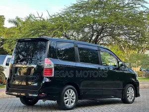 Toyota Noah 2.0 143hp AWD (8 Seater) 2008 Black