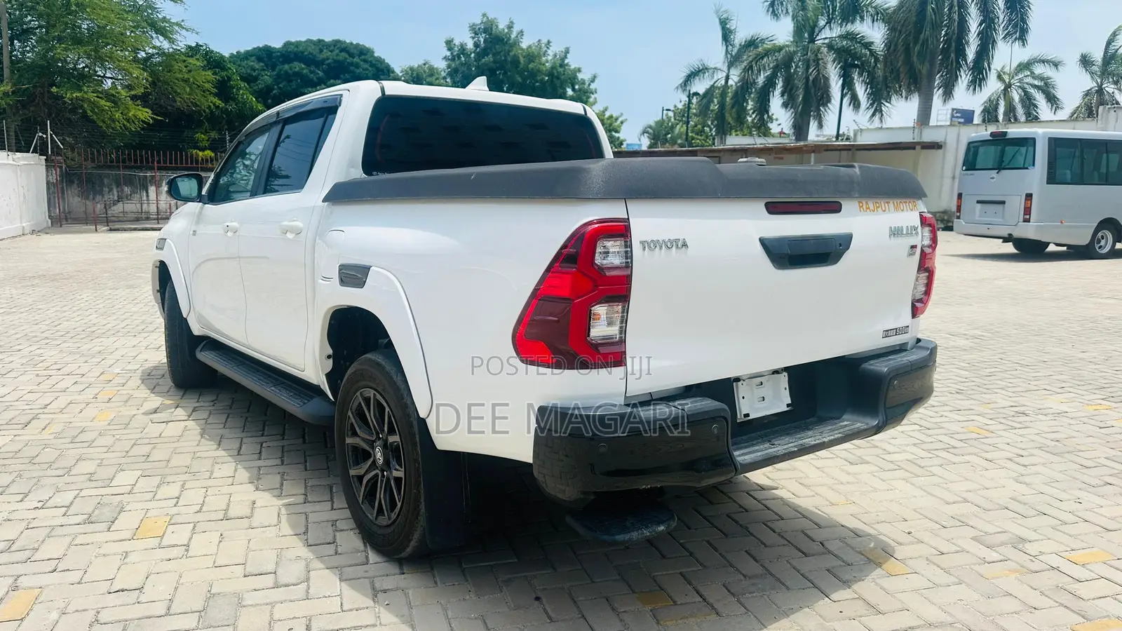Toyota Hilux 2022 White