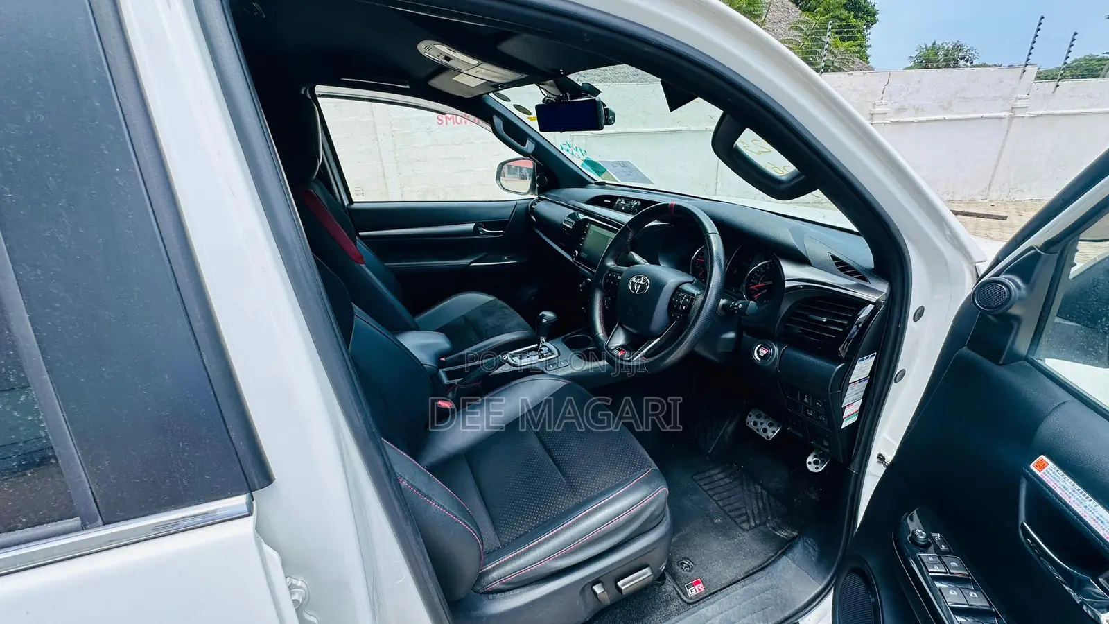 Toyota Hilux 2022 White