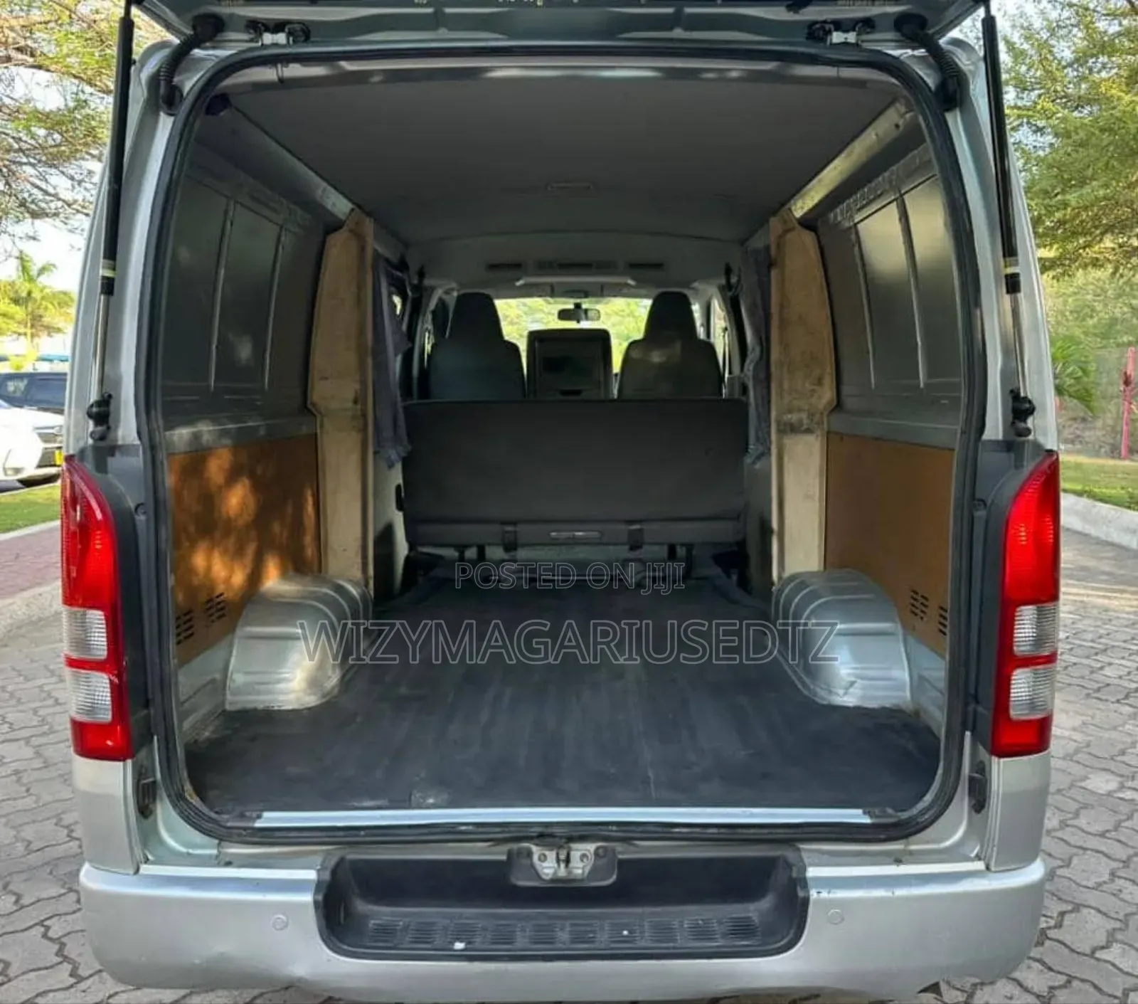Toyota HiAce 2010 Silver