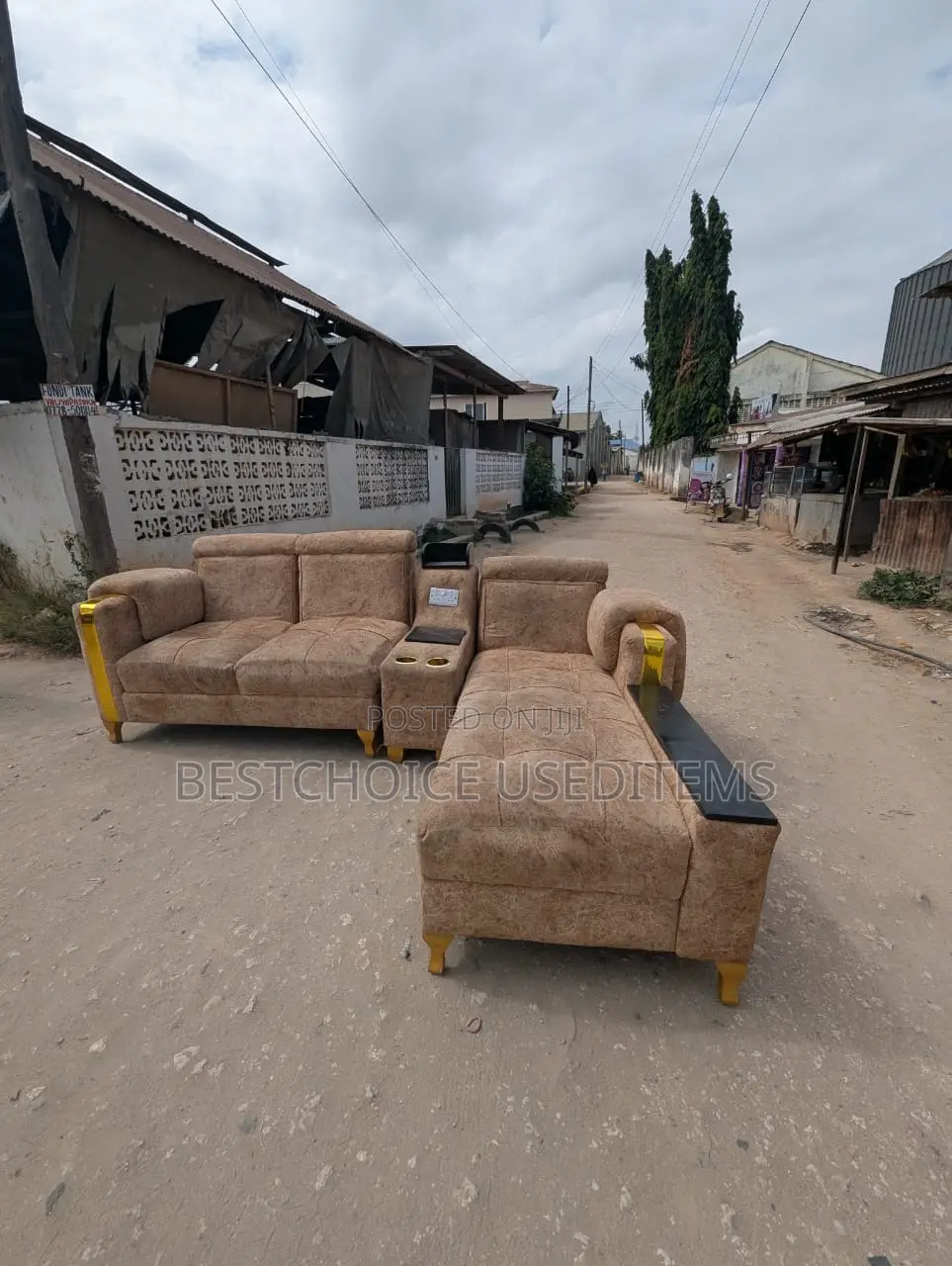 Sofa Ya L Shape Used Very Clean Ina Sehemu Ya Kuchaji Nzurii Mnoo