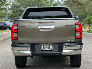 Toyota Hilux 2022 Brown