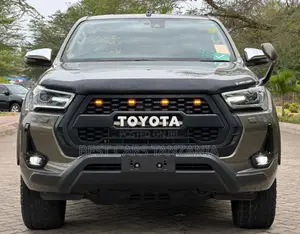 Toyota Hilux 2022 Brown