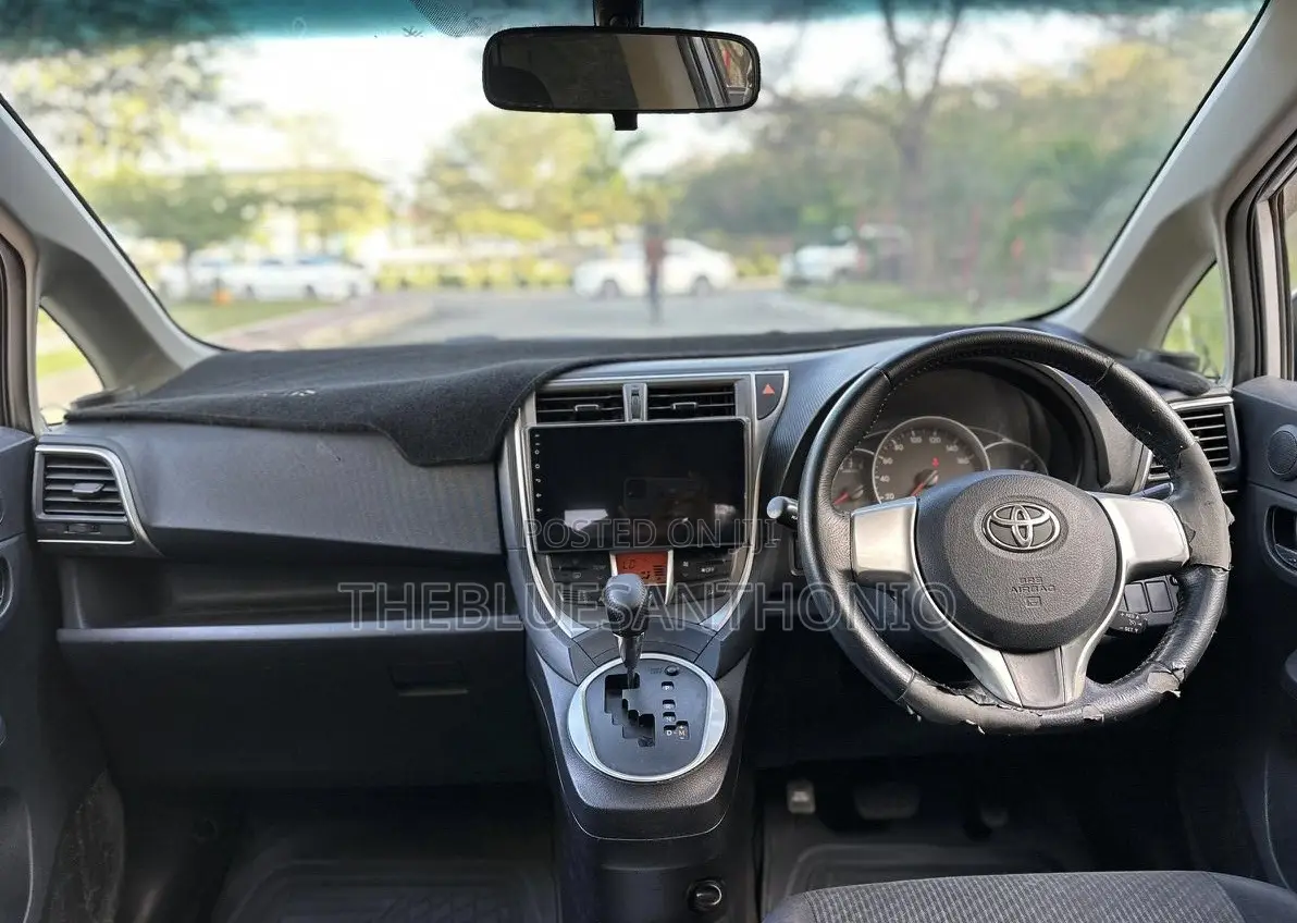 Toyota Ractis 2013 Silver