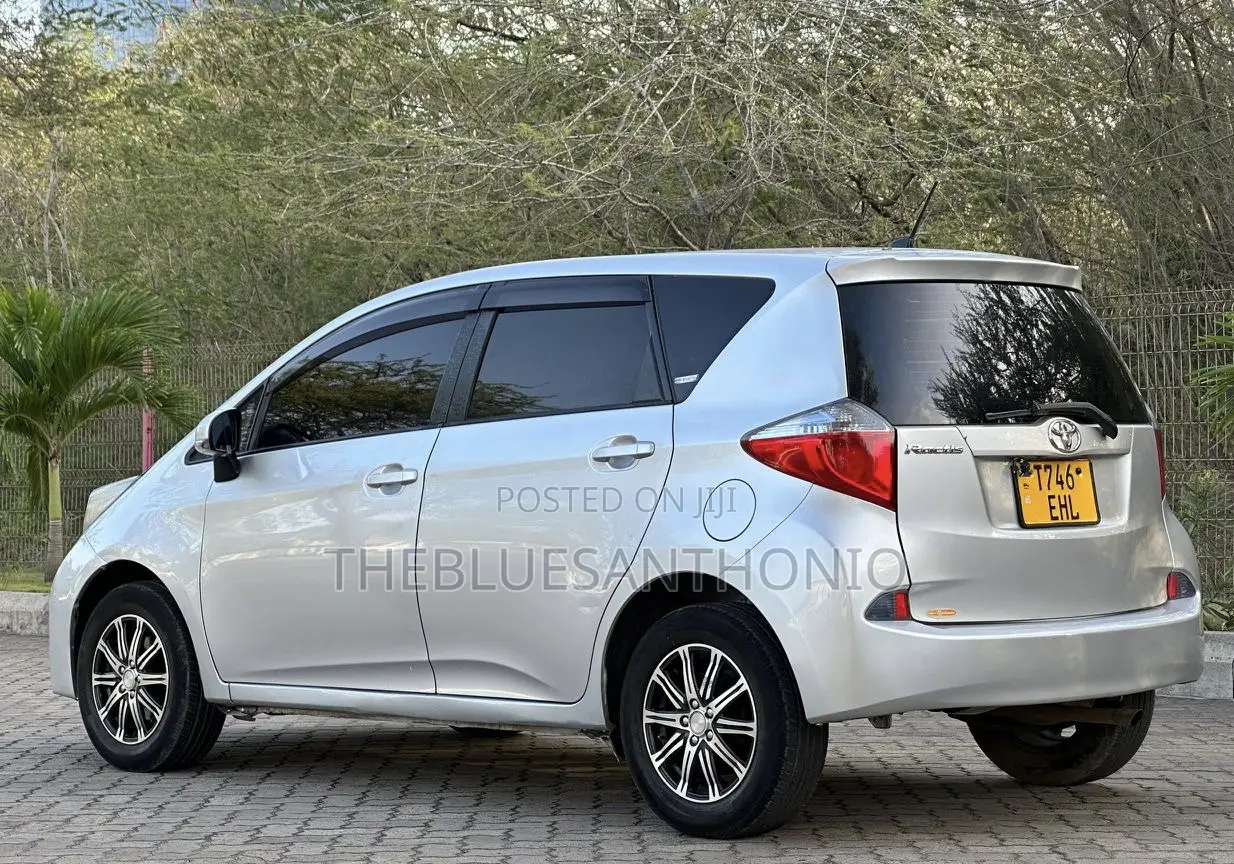 Toyota Ractis 2013 Silver