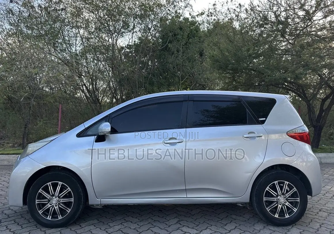 Toyota Ractis 2013 Silver