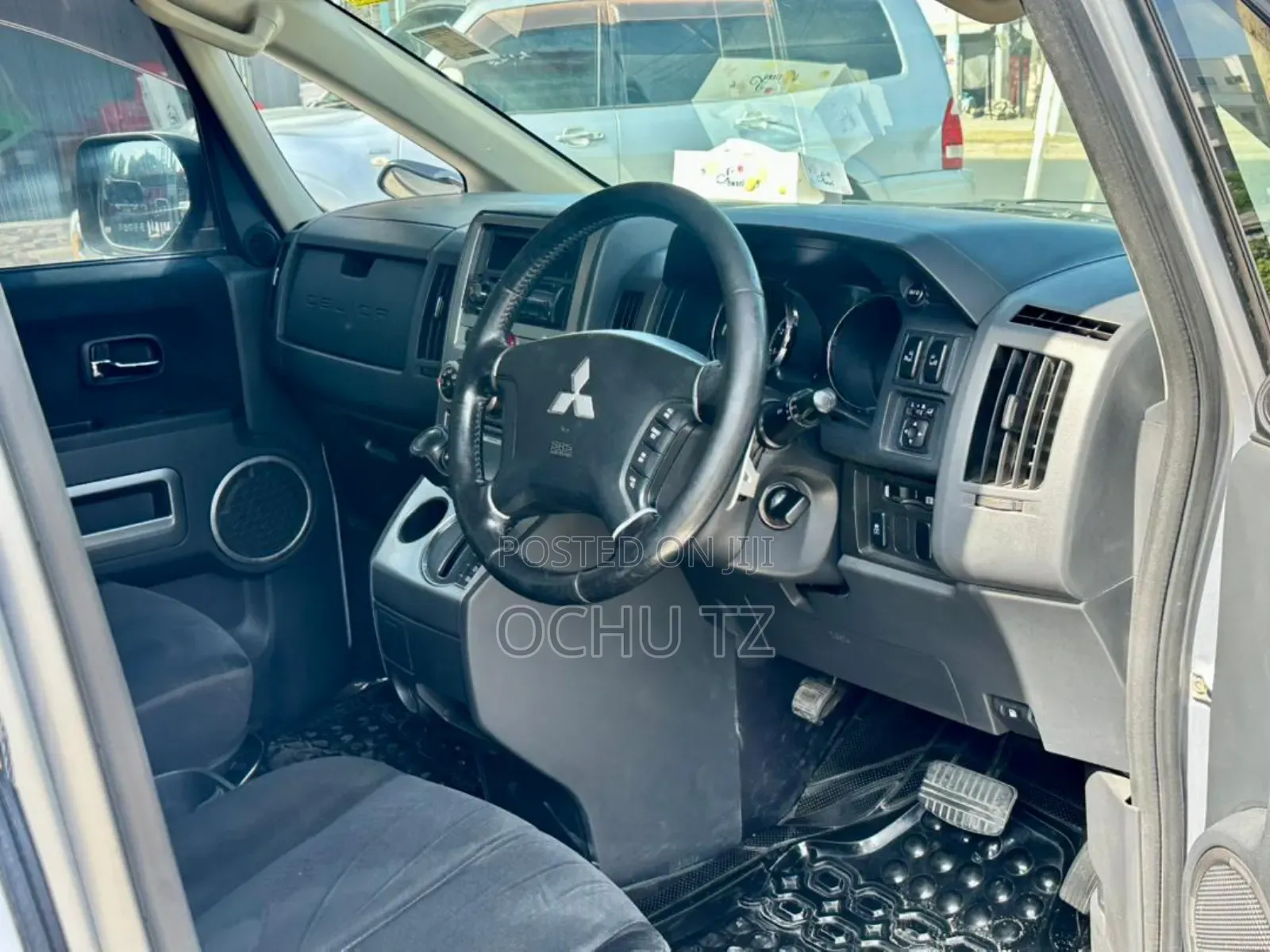 Mitsubishi Delica 2010 Silver