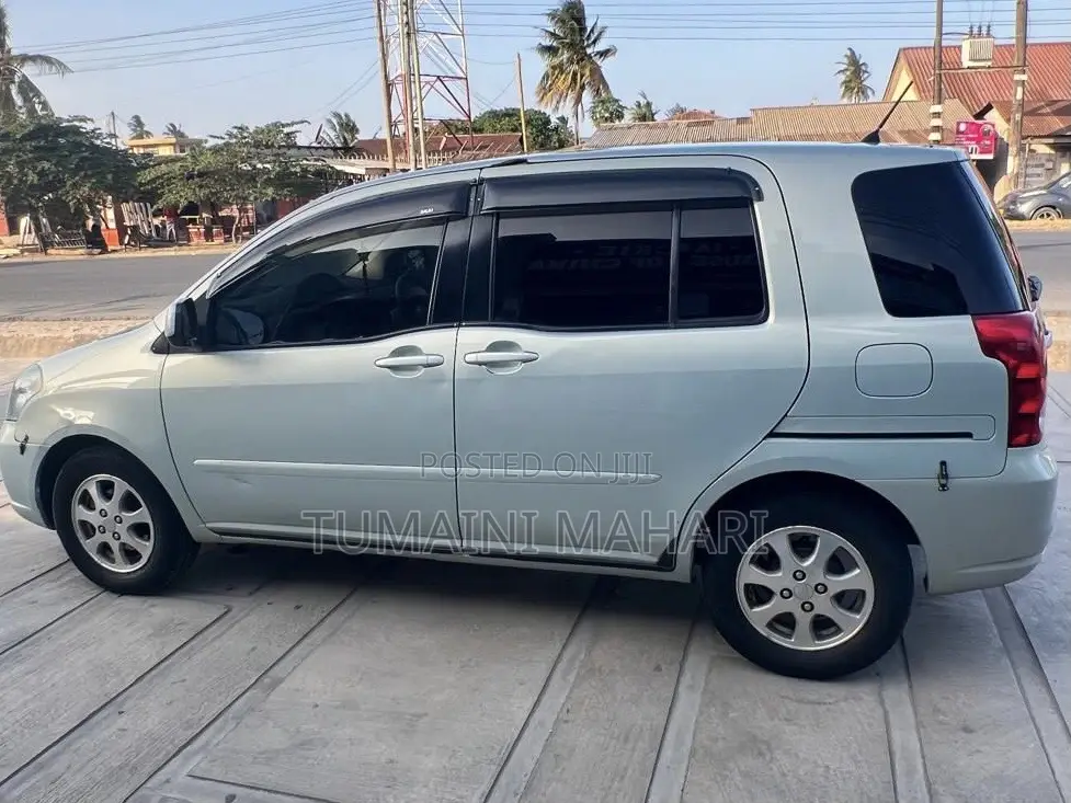Toyota Raum 2003 Silver