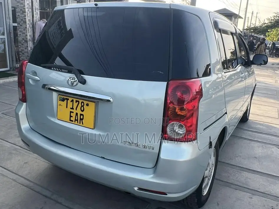 Toyota Raum 2003 Silver