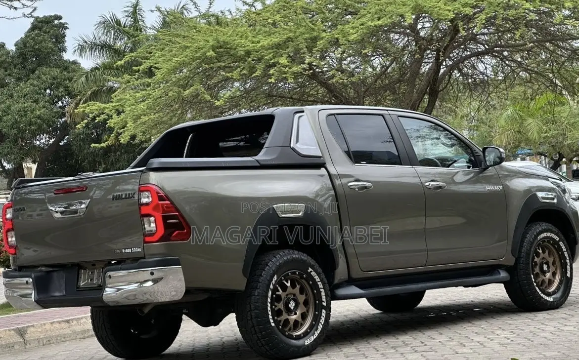 Toyota Hilux 2022 Gray