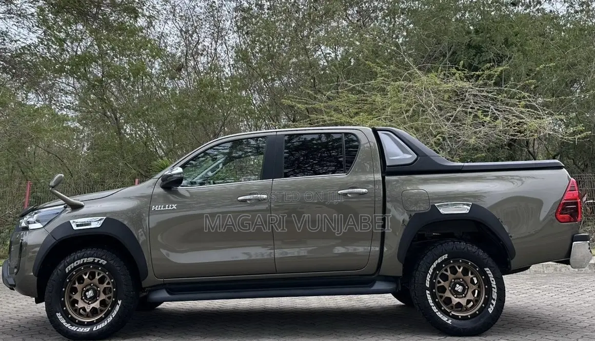 Toyota Hilux 2022 Gray