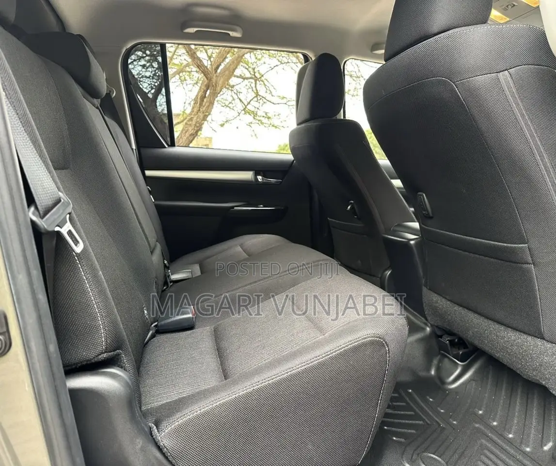 Toyota Hilux 2022 Gray