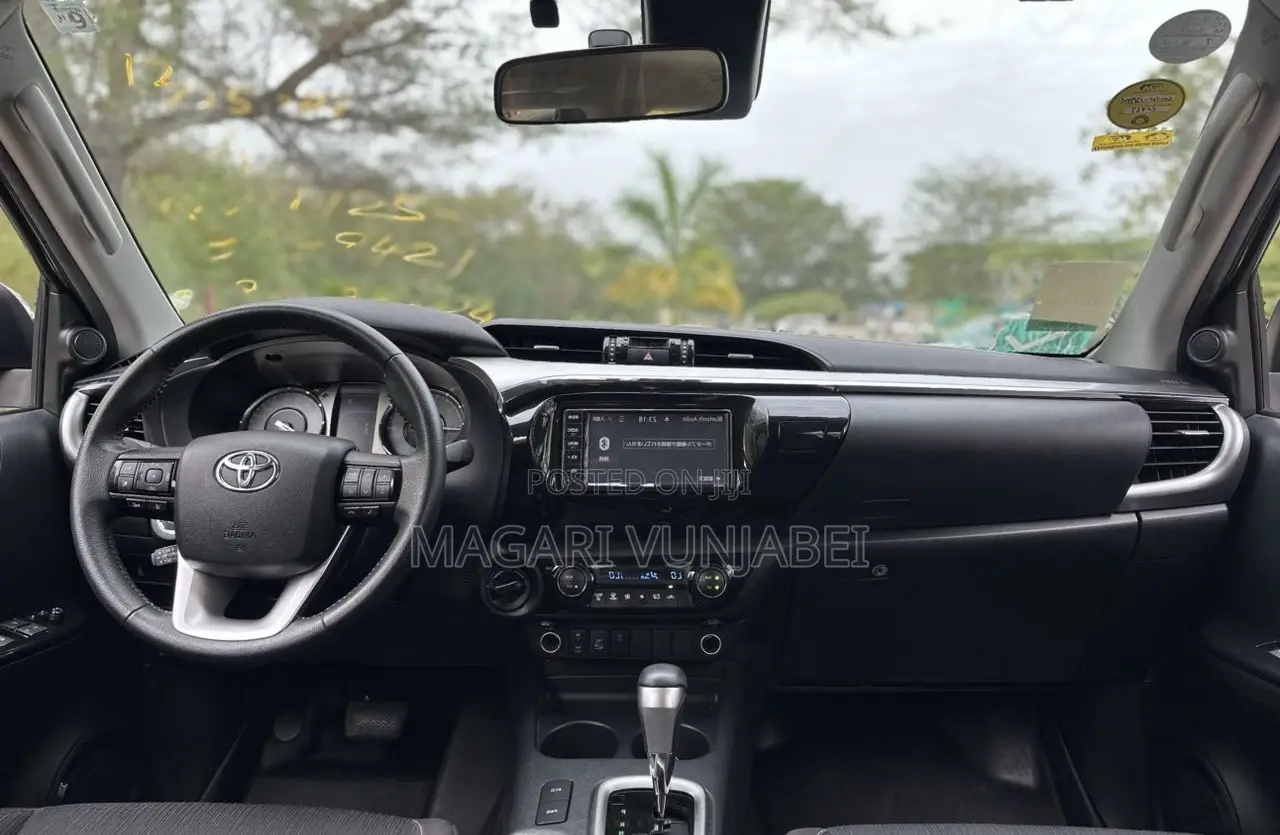 Toyota Hilux 2022 Gray