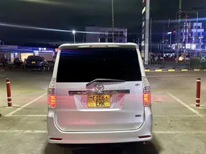 Toyota Noah 2009 Silver