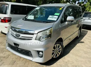Toyota Noah 2.0 143hp AWD (7 Seater) 2010 Silver