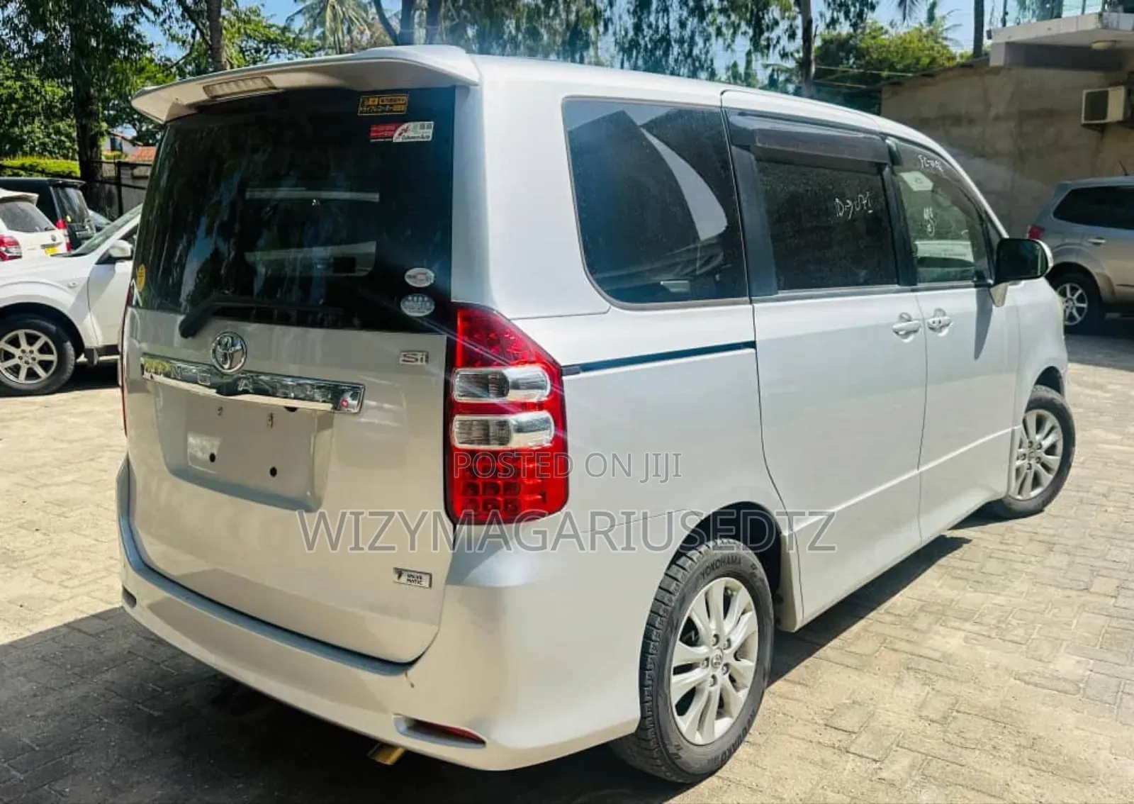 Toyota Noah 2.0 143hp AWD (7 Seater) 2010 Silver