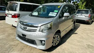 Toyota Noah 2.0 143hp AWD (7 Seater) 2010 Silver