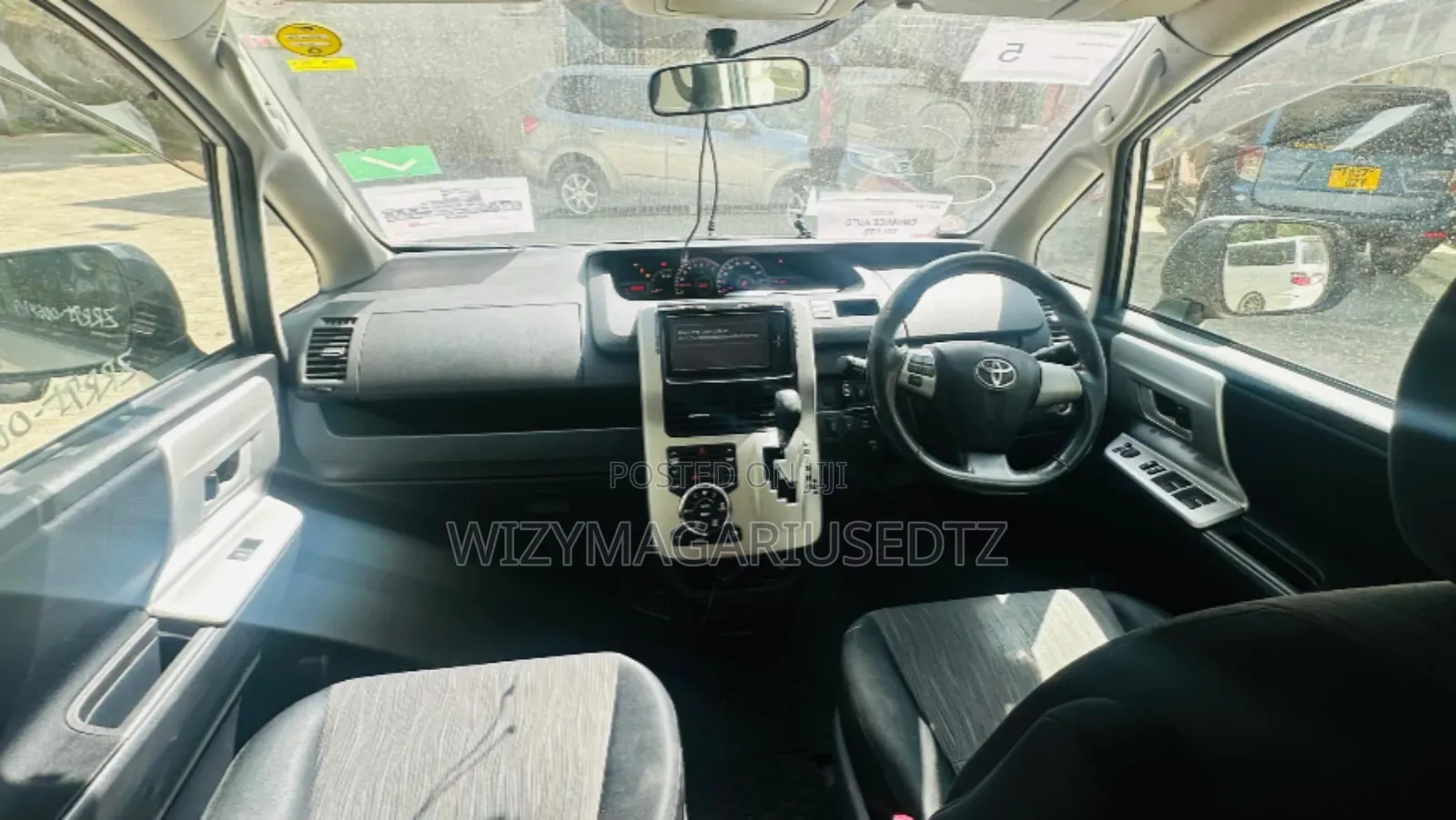 Toyota Noah 2.0 143hp AWD (7 Seater) 2010 Silver