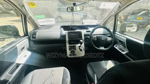 Toyota Noah 2.0 143hp AWD (7 Seater) 2010 Silver