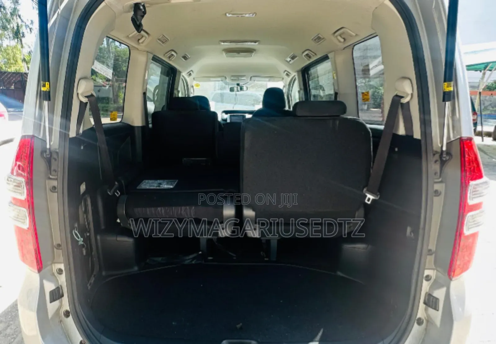 Toyota Noah 2.0 143hp AWD (7 Seater) 2010 Silver