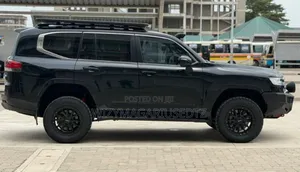 Toyota Land Cruiser LC300 2024 Black