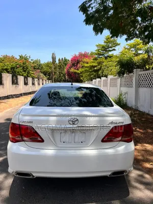 Toyota Crown 2010 White