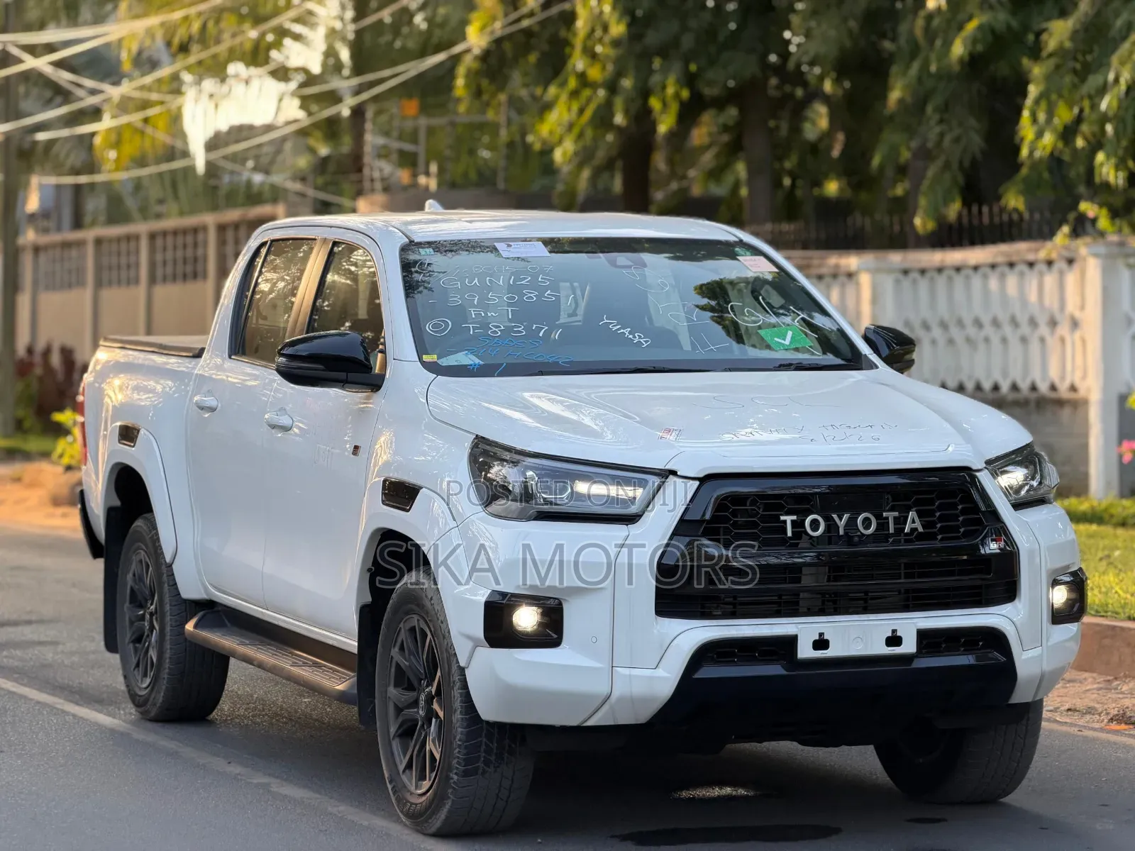 Toyota Hilux 2023 White