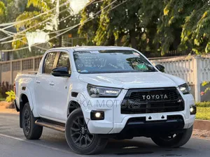 Toyota Hilux 2023 White
