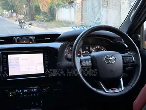 Toyota Hilux 2023 White