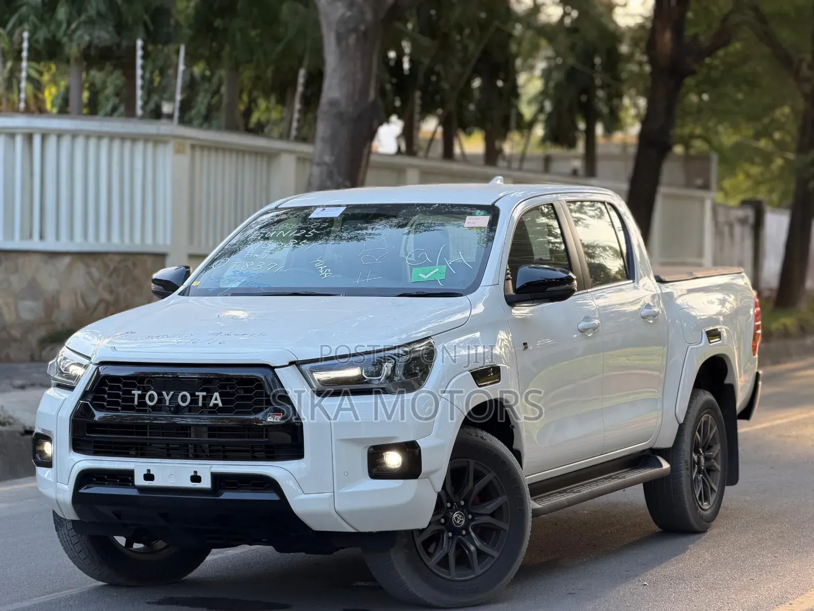 Toyota Hilux 2023 White