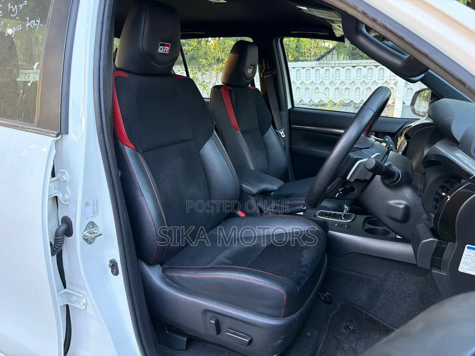 Toyota Hilux 2023 White