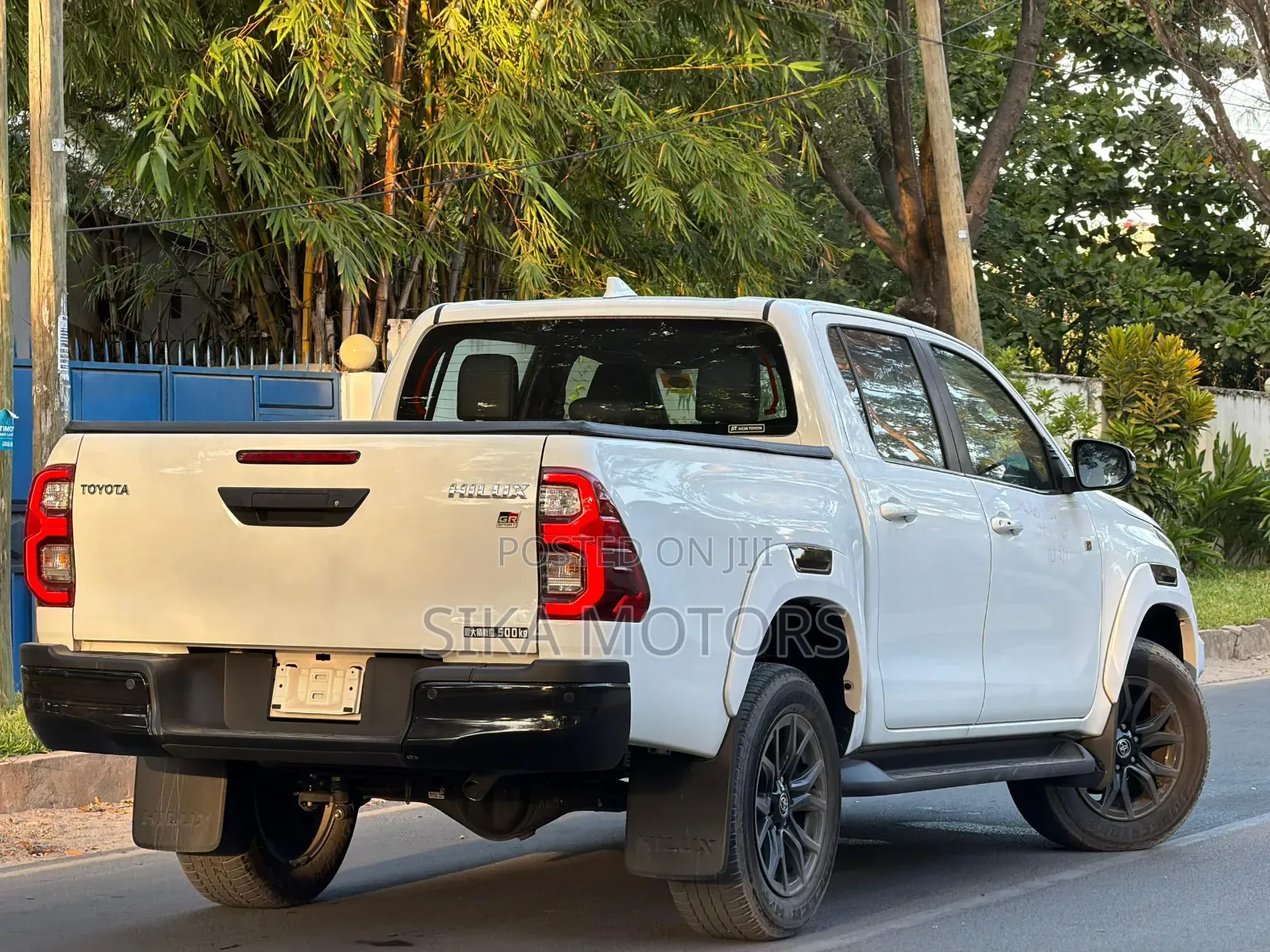 Toyota Hilux 2023 White