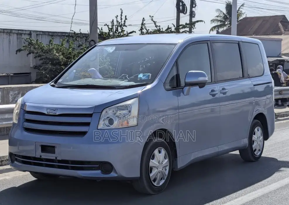 Toyota Noah 2.0 143hp FWD (7 Seater) 2008 Blue
