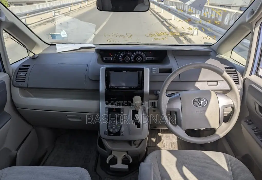 Toyota Noah 2.0 143hp FWD (7 Seater) 2008 Blue