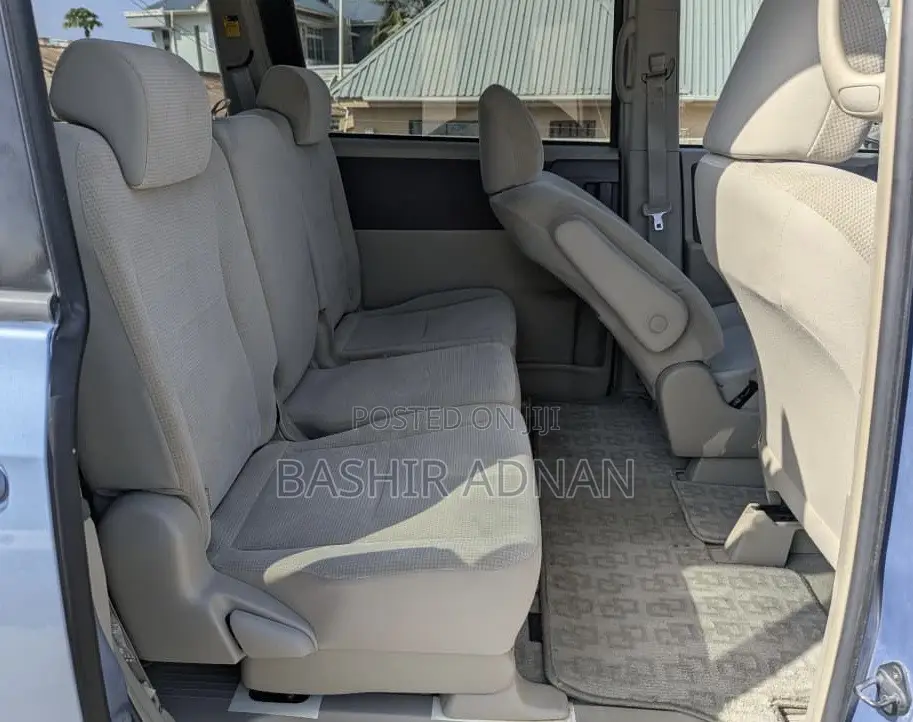 Toyota Noah 2.0 143hp FWD (7 Seater) 2008 Blue