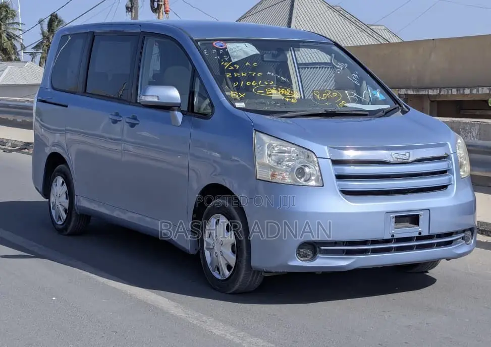 Toyota Noah 2.0 143hp FWD (7 Seater) 2008 Blue