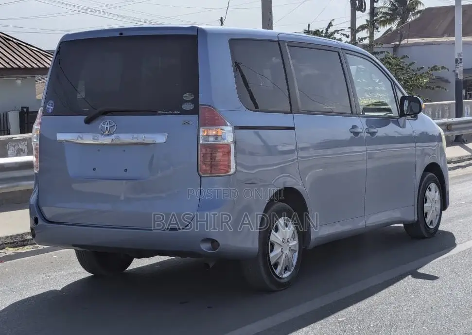 Toyota Noah 2.0 143hp FWD (7 Seater) 2008 Blue