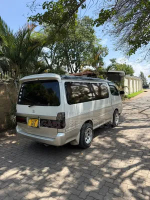 Toyota HiAce 2000 Silver