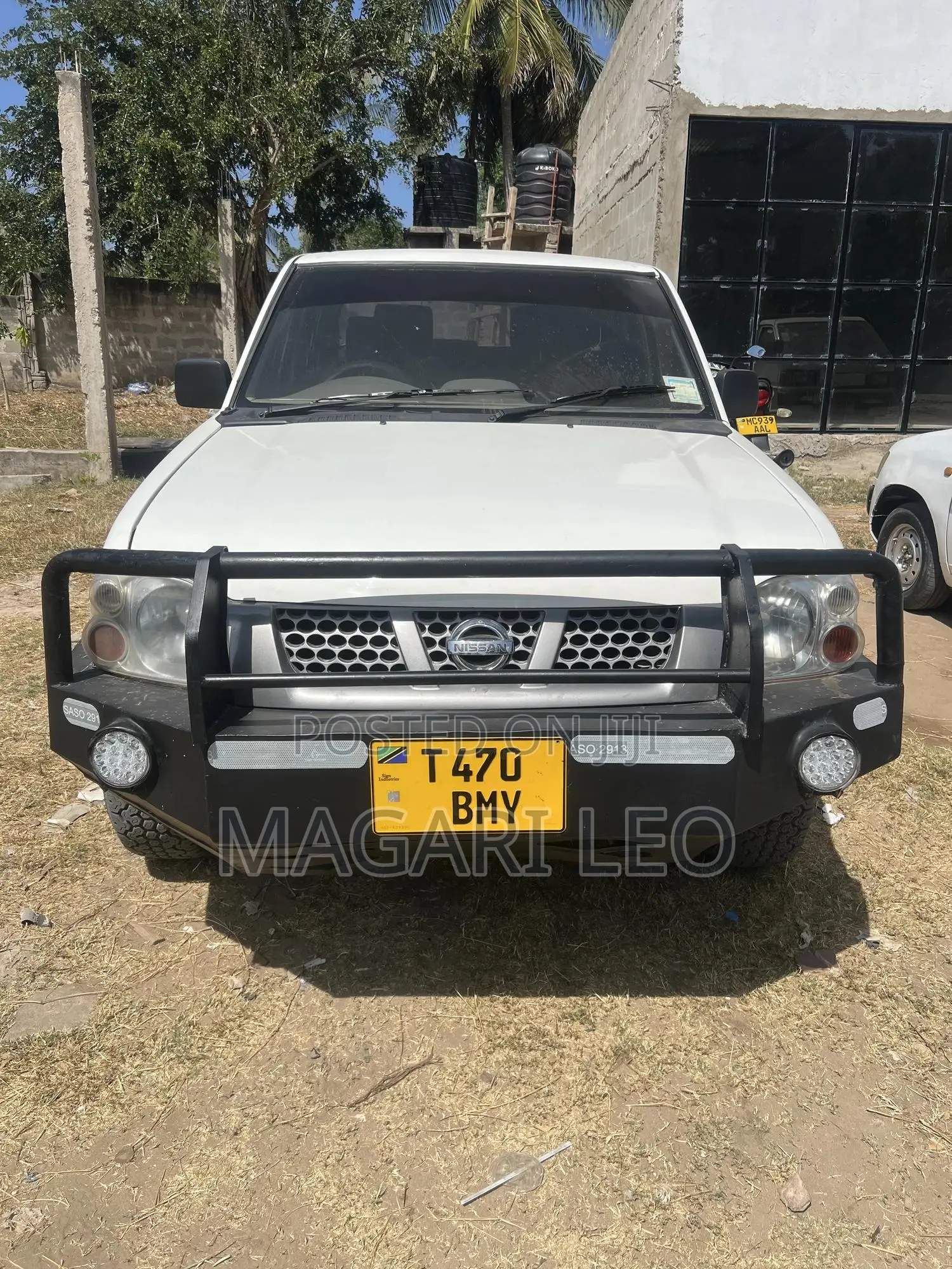 Nissan Hardbody 2005 White