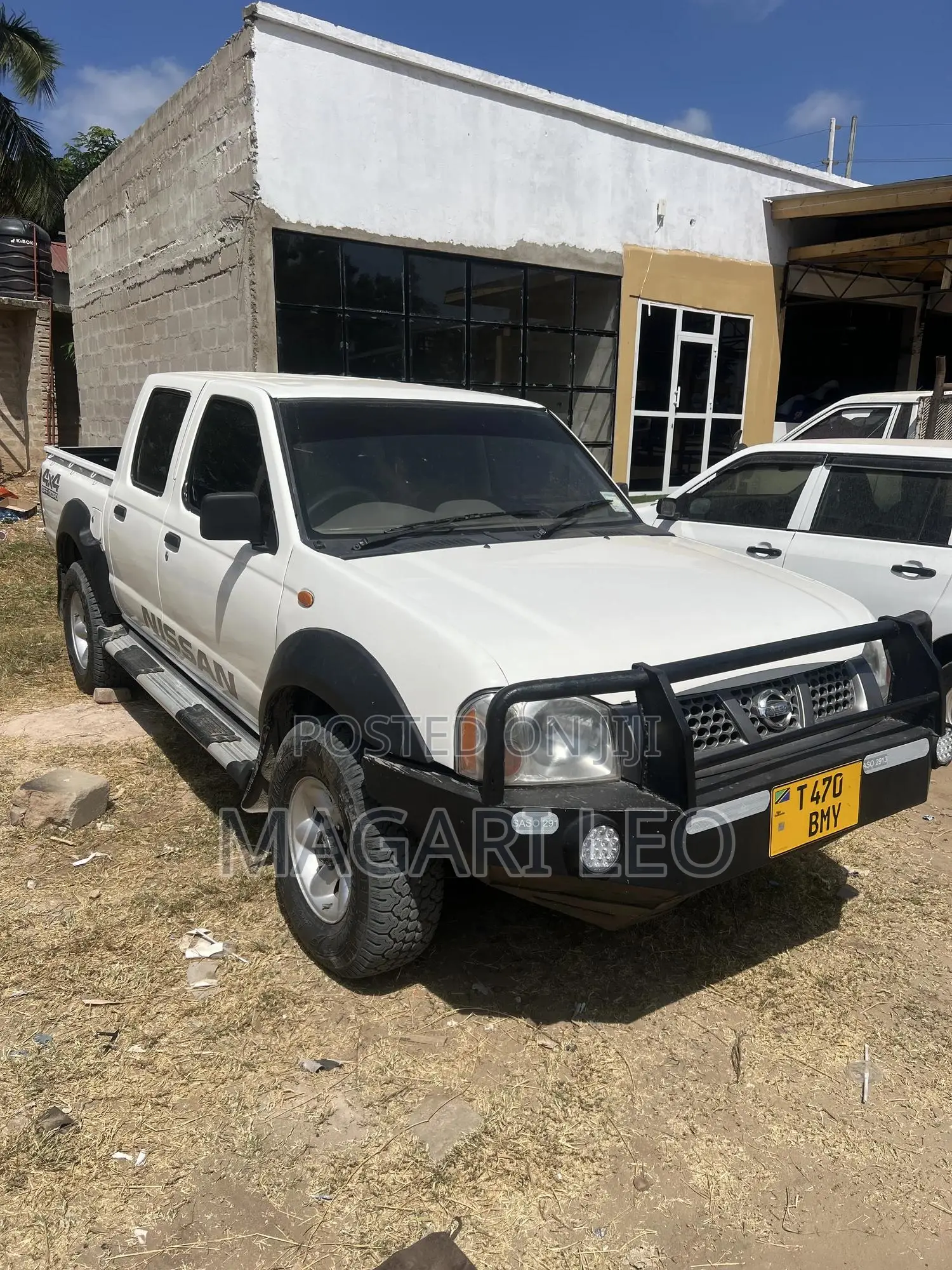 Nissan Hardbody 2005 White