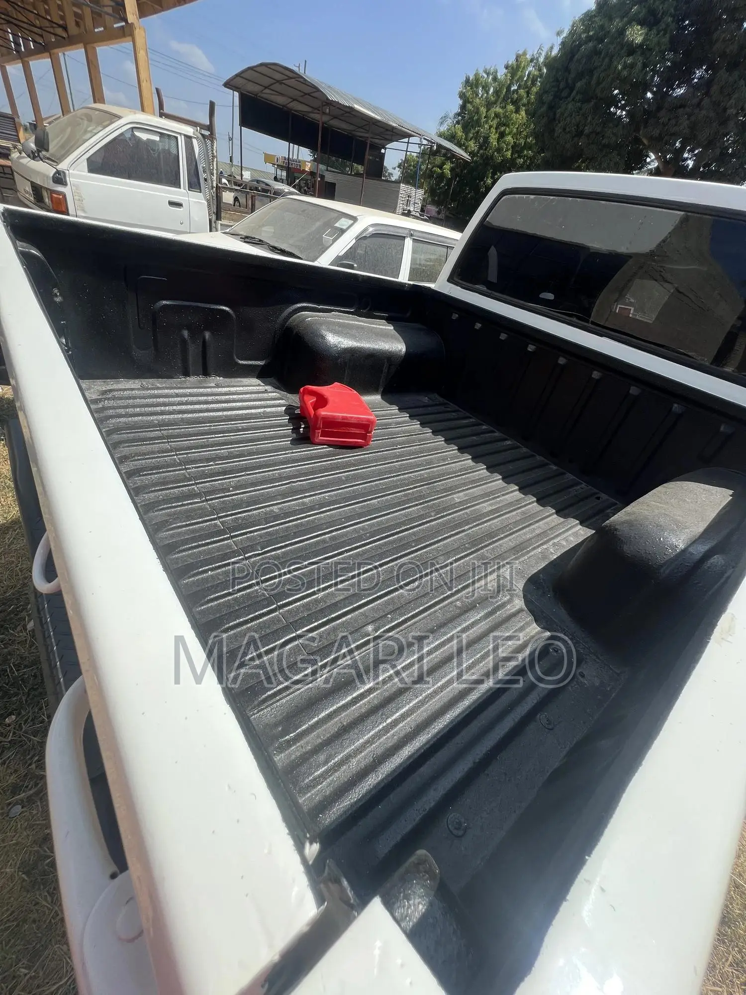 Nissan Hardbody 2005 White