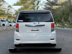 Toyota Corolla Rumion 2009 White